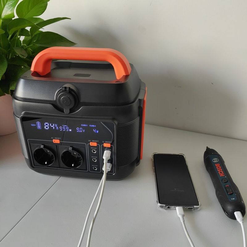 2024 گرم مینی 600W ژنراتور خورشیدی ایستگاه برق قابل حمل با صفحه نمایش کریستال مایع